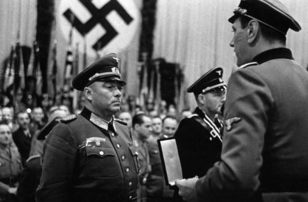 Skorzeny był gorącym zwolennikiem Hitlera. Tak jak on chciał przyłączenia Austrii do III Rzeszy.