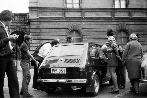 „Mały fiat,” choć powstał jako auto typowo miejskie, w polskich warunkach pełnił funkcję samochodu rodzinnego.