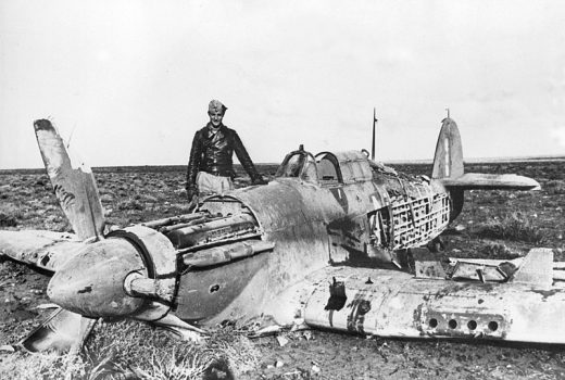 Ppor. Hans Joachim Marseille (Kawaler Krzyża Rycerskiego),as lotnictwa niemieckiego na froncie afrykańskim, przy strąconym samolocie - Hawke Hurricane Mk II B.