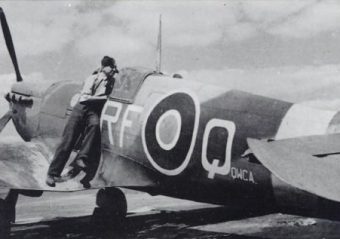 Antoni Głowacki ze swoim Spitfirem w dywizjonie 303