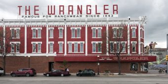 W USA słowo „wrangler” oznacza kowboja.