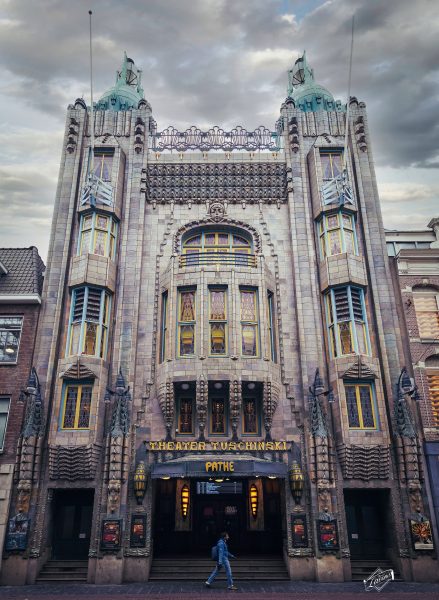 Fasada kina Tuschinski Theater w centrum Amsterdamu