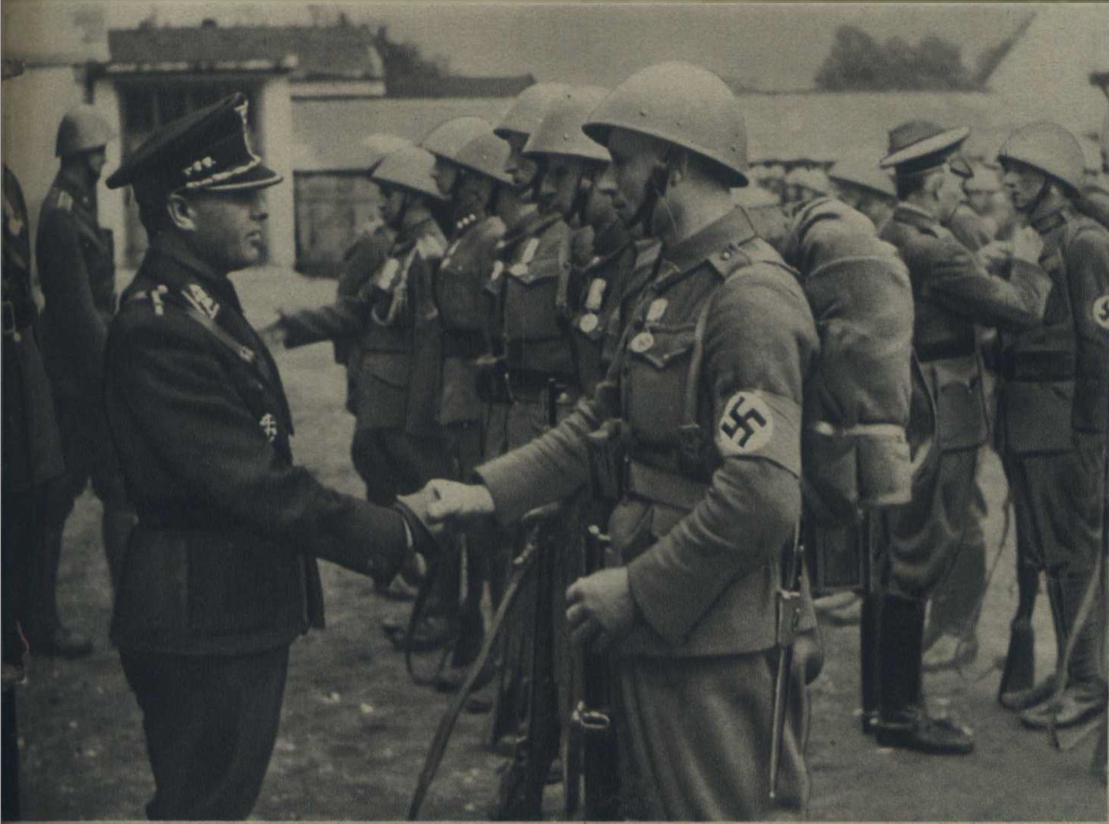 Alexander Mach odznacza żołnierzy słowackich za udział w inwazji na Polskę, październik 1939