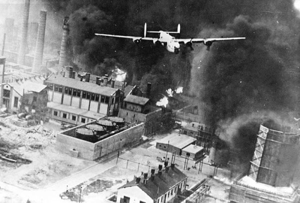 Bombowiec B-24 Liberator o nazwie Sandman podczas bombardowania rafinerii Ploiești Astra Romana.