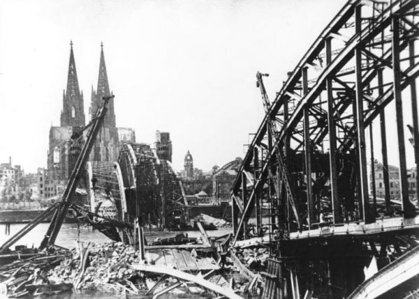Zniszczony podczas bombardowań most w Kolonii.