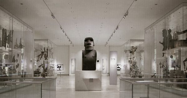 Posąg Hoa Hakananai’a był podarunkiem dla królowej Wiktorii i do dziś pozostaje w Muzeum Brytyjskim.